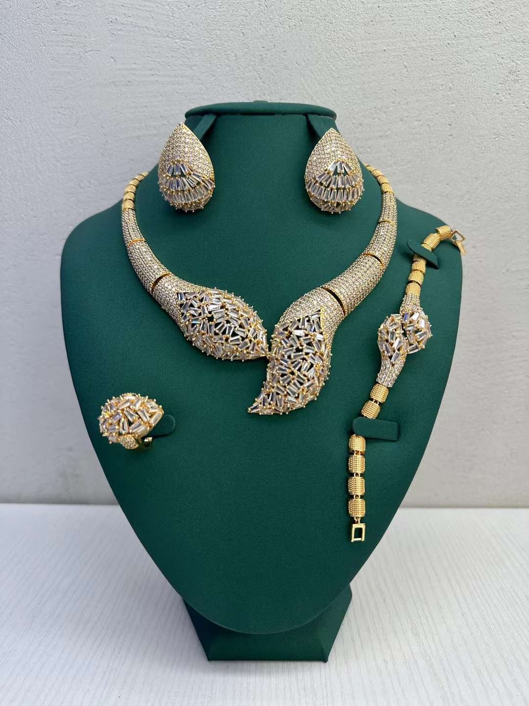 Dubai gold alloy large set European, American and African popular long exaggerated necklace four-piece set earrings bracelet ring